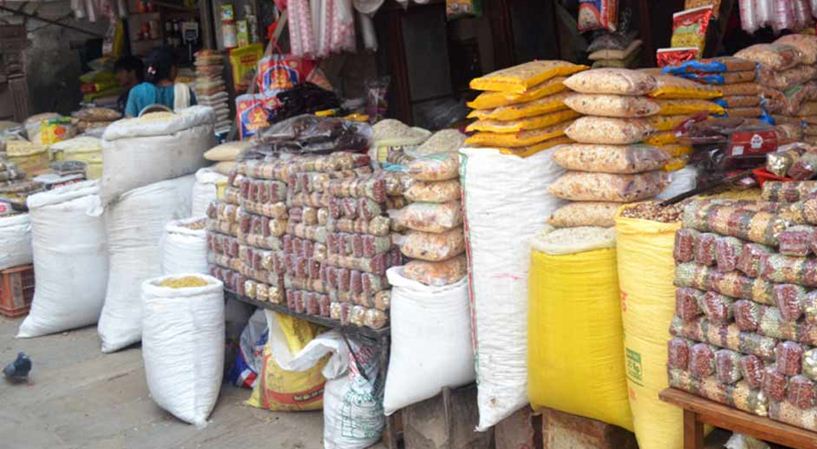 गोसाइँकुण्डमा म्याद गुज्रेको खाद्य सामग्री बिक्रीवितरण